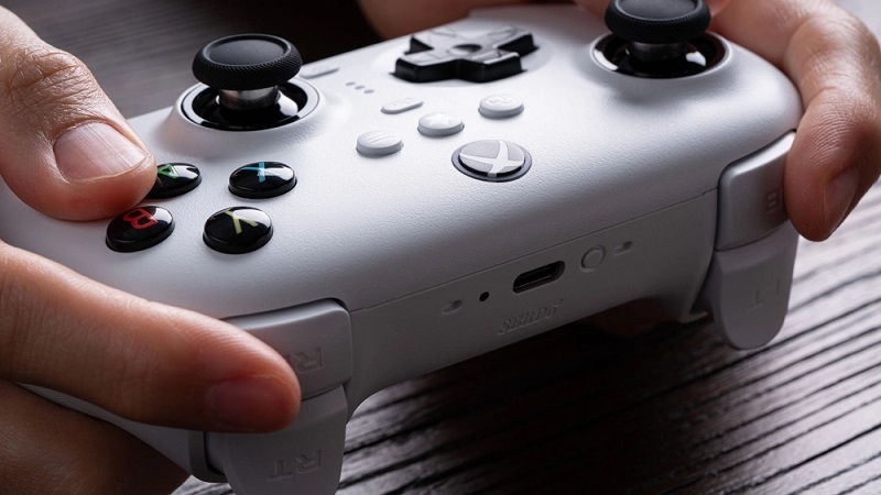 Данина поваги першому Xbox: 8BitDo представила стильний контролер, виконаний у дизайні культової консолі Microsoft