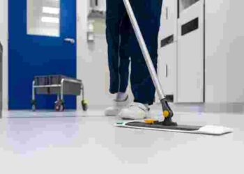 Лишається брудна та липка: помилки, які ви допускаєте при митті підлоги