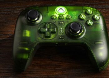 Данина поваги першому Xbox: 8BitDo представила стильний контролер, виконаний у дизайні культової консолі Microsoft
