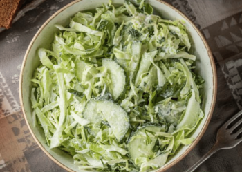 Завжди соковитий салат з огірків і капусти — секрет у нарізці