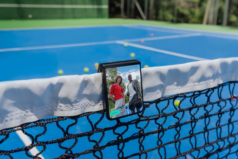 Motorola Razr 60 Ultra: найпотужніший складаний смартфон &mdash; 7-дюймовий екран, Snapdragon 8 Elite, три камери 50 МП та ще й з алькантарою