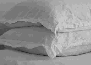 Як повернути старій подушці свіжість: дивовижний лайфхак, що працює краще за хімчистку