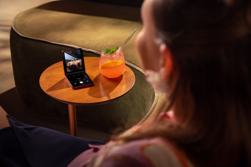 Motorola Razr 60 Ultra: найпотужніший складаний смартфон &mdash; 7-дюймовий екран, Snapdragon 8 Elite, три камери 50 МП та ще й з алькантарою