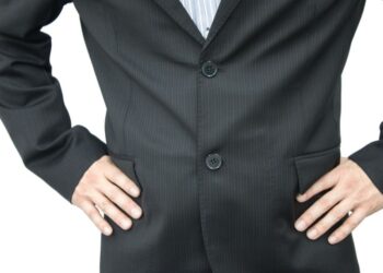 А ви знали, чому за правилами етикету ніколи не можна застібати нижній ґудзик піджака?