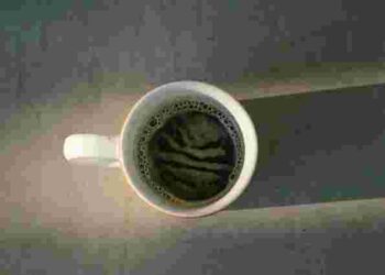 Заблищить як нова: як очистити чашку від кавового нальоту