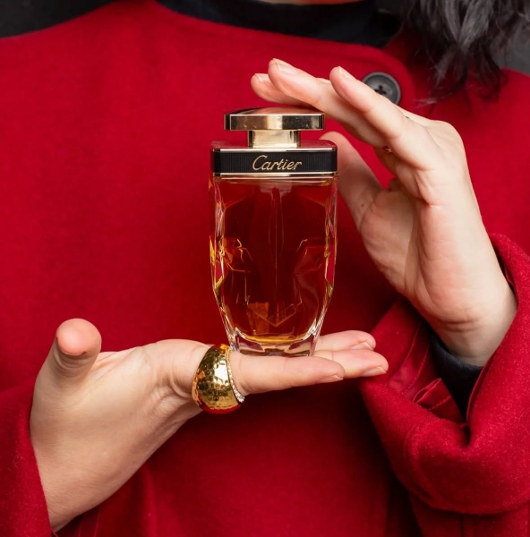 Аромати розкоші та статусності — так пахне багата жінка