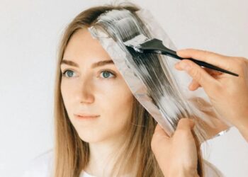 Чи потрібно мити волосся перед фарбуванням?