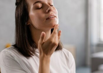 Чому підборіддя старить жінку і як з цим боротися після 40 років