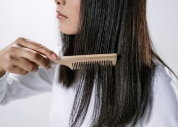 Чому потрібно розчісуватися дерев’яним гребінцем і яким він повинен бути