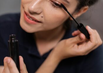 Чому вії злипаються: цієї помилки під час використання туші припускаються майже всі жінки