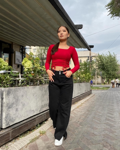 Ці джинси подовжують ноги: 5 моделей, які зроблять із вас високу красуню