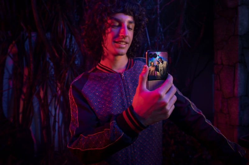 Motorola Razr 60 Ultra: найпотужніший складаний смартфон &mdash; 7-дюймовий екран, Snapdragon 8 Elite, три камери 50 МП та ще й з алькантарою