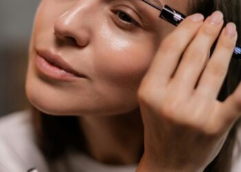 Догляд за бровами вдома: помилки у макіяжі брів, яких варто уникати