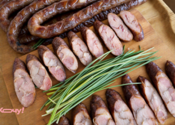 Домашняя колбаса – пальчики оближешь! Проверенный рецепт к праздничному столу (ВИДЕО)