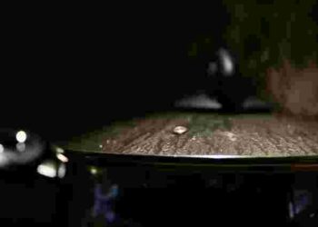 Вода закипить значно швидше, якщо зробити це: 5 корисних лайфхаків