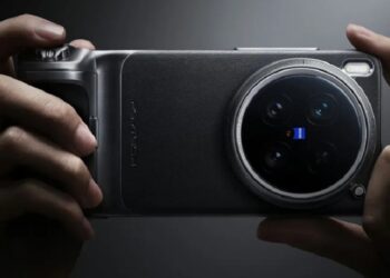 Блогери будуть у захваті: представлений флагманський смартфон vivo X200 Ultra з шикарним набором камер і знімним об’єктивом