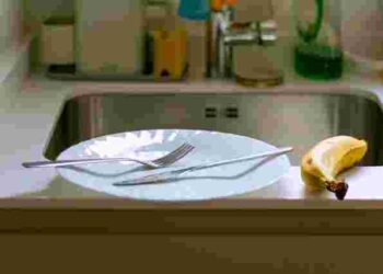 Секрет бездоганного посуду: як позбутися подряпин на тарілках за допомогою двох інгредієнтів