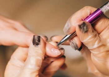Ефект бабусі: 7 помилок у догляді за нігтями після 50 років, яких припускаються всі