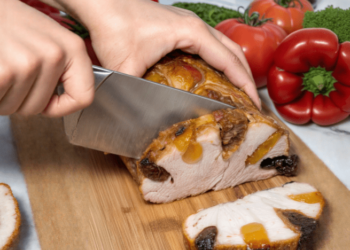 Эта мясная закуска словно выложена самоцветами: как роскошно приготовить свинину на Пасху (ВИДЕО)