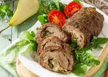 Эта закуска произведет фурор на праздничном столе: удивительный рулет из двух видов мяса (РЕЦЕПТ)