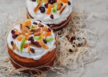 Эта заварная паска идеальна для того, чтобы печь ее в четверг: долго остается свежей и мягкой, как облако (ВИДЕО)