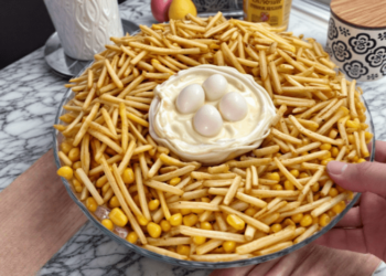 Этот новый салат “Гнездышко” идеально подходит к пасхальному столу: яркая закуска (ВИДЕО)