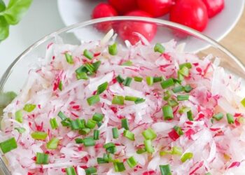 Этот салат – идеальная весенняя закуска: хрустящая витаминная вкуснятина (РЕЦЕПТ)