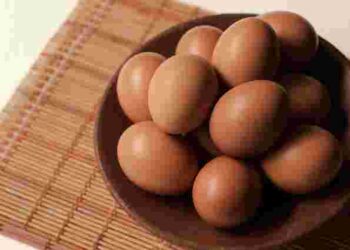 Традиційний і найдавніший спосіб: як пофарбувати яйця в цибулинні