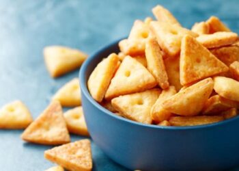 Хрустящие экономные крекеры всего из трех основных ингредиентов: как их приготовить (ВИДЕО)