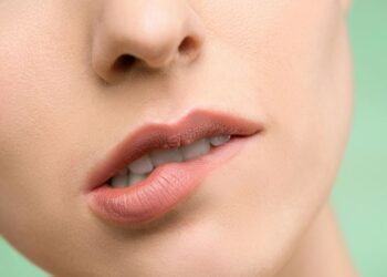 Як правильно підібрати відтінок нюдової помади з урахуванням кольору зубів і очей