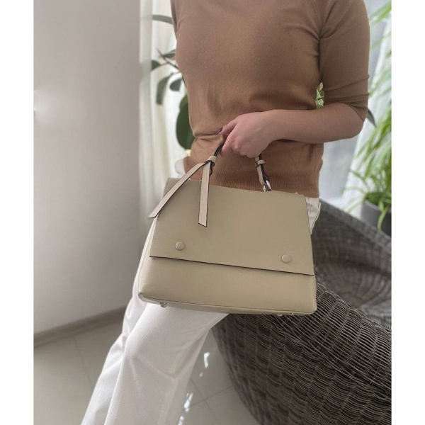 Які речі в гардеробі повинна мати кожна дівчина весною-літом 2025