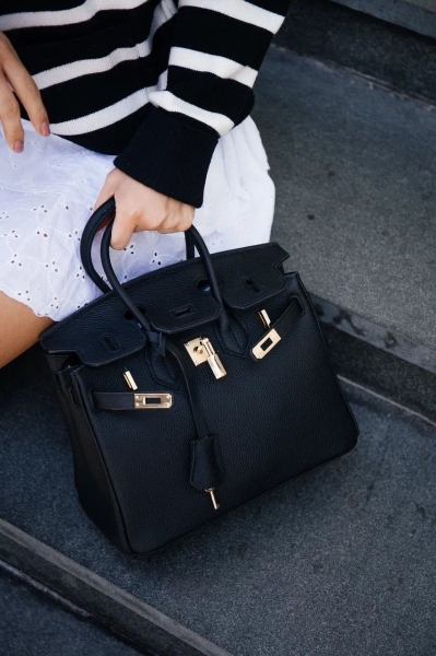 Які речі в гардеробі повинна мати кожна дівчина весною-літом 2025