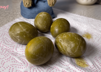 Как получить стильные оливковые крашенки: рецепт натурального красителя из того, что и так есть на вашей кухне (ВИДЕО)