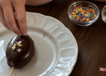 Как сделать шоколадные “писанки”: от них будут в восторге и взрослые, и дети (ВИДЕО)