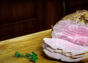 Как закоптить ветчину на обычной плите: просто бросьте под мясо горстку опилок (ВИДЕО)