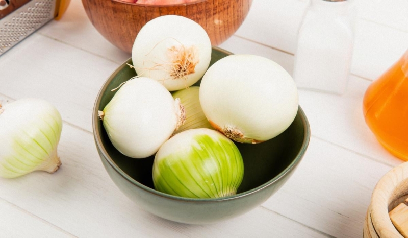 Куди додавати червону цибулю, а куди - білу та зелену: експертка пояснила різницю