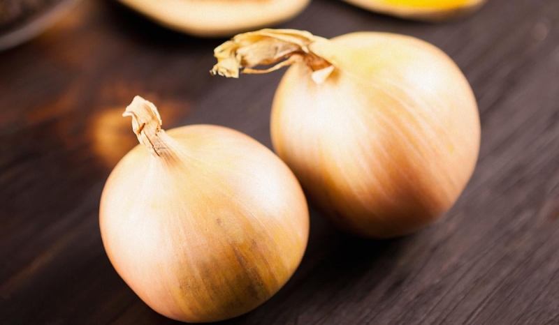 Куди додавати червону цибулю, а куди - білу та зелену: експертка пояснила різницю