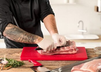 Мало кто знает: какое мясо в морозилке живет дольше — кусок или фарш