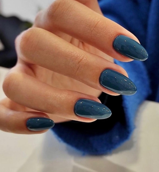 Манікюр «багатої жінки»: 5 відтінків лаку, які будуть модними взимку 2024