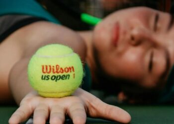 Масаж декольте тенісним м’ячиком — нова техніка, яка обіцяє позбавити від набряків за 10 хвилин