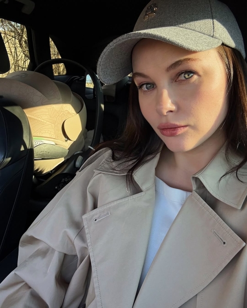 Модні тренди весна 2025 - дружина Позитива Юлія Сахневич показала, як носити тренч, фото