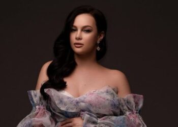 Модні тренди весна 2025 – дружина Позитива Юлія Сахневич показала, як носити тренч, фото