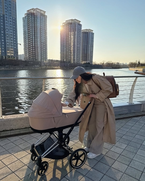 Модні тренди весна 2025 - дружина Позитива Юлія Сахневич показала, як носити тренч, фото