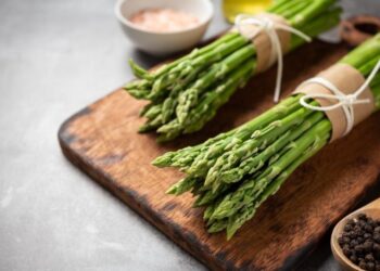 На этой полке холодильника спаржа мгновенно завянет: как правильно хранить дорогой продукт