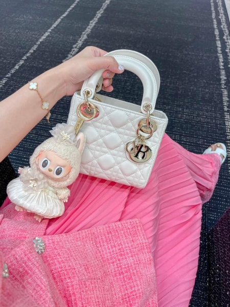 Найтрендовіший аксесуар на сумку у 2025 році: ви здивуєтеся, коли побачите його