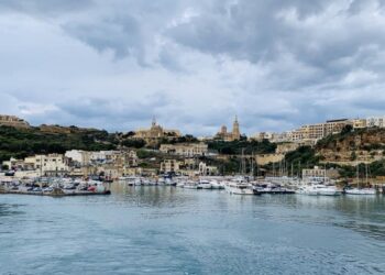 Названо 10 місць відпочинку в Європі, куди краще не потикатися цього літа