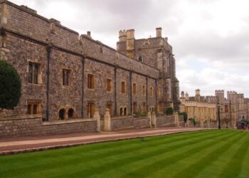 Названо найбільший і найстаріший населений замок у світі