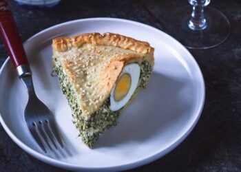 Нереально вкусный и красивый пасхальный пирог: как приготовить аппетитную выпечку (ФОТО)