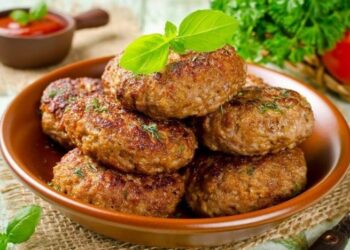 Один ингредиент сделает котлеты невероятно сочными: что нужно добавить в фарш