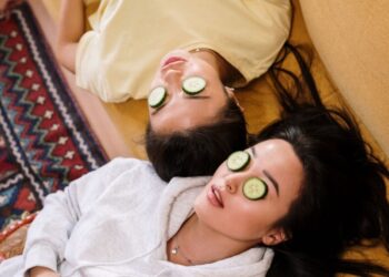 Огіркові маски: чи допомагає огірок від набряків під очима